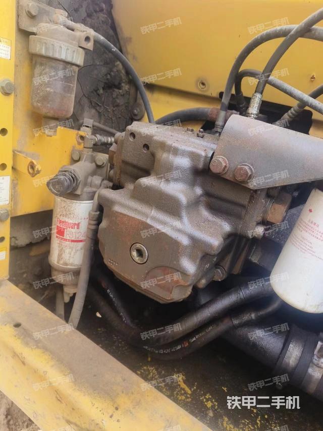 液压泵舱室正面整体（整机外观）