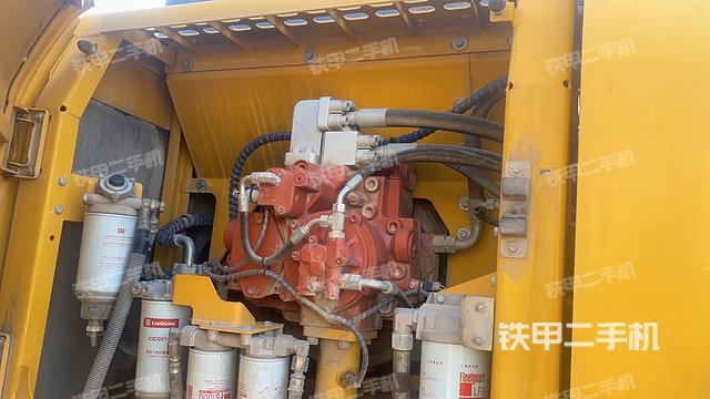 液压泵舱室正面整体（整机外观）