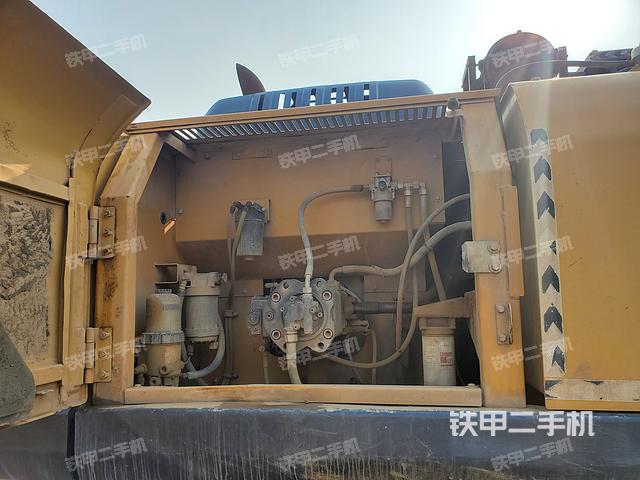 液压泵舱室正面整体（整机外观）