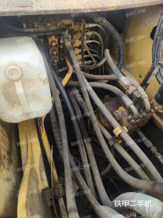 回转马达和主控阀（整机外观）