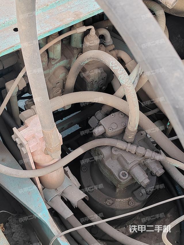 回转马达和主控阀（整机外观）