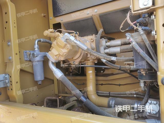 回转马达和主控阀（整机外观）