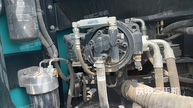 液压泵舱室正面整体（整机外观）