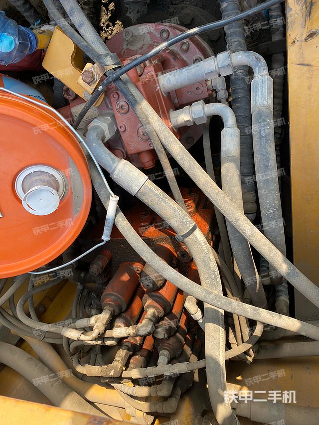 回转马达和主控阀（整机外观）