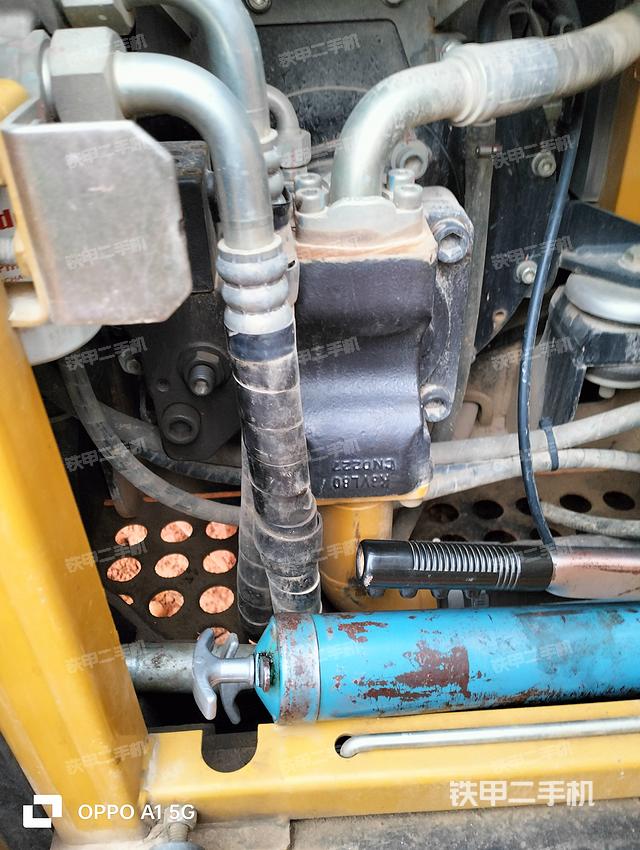 液压泵舱室正面整体（整机外观）