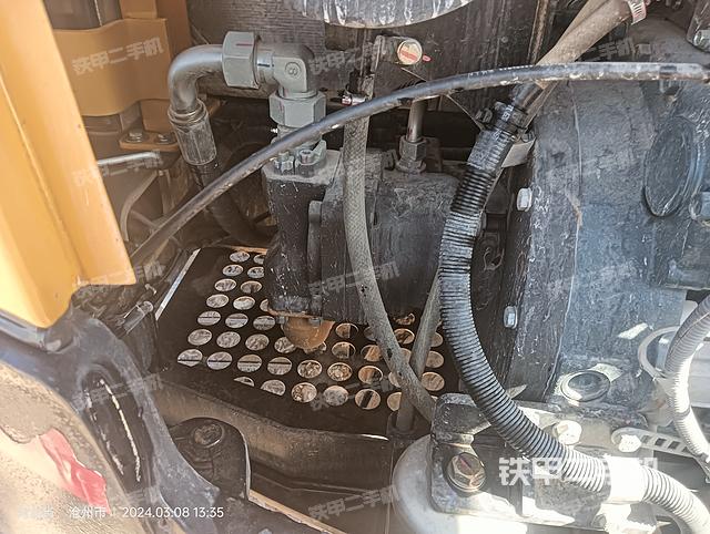 液压泵舱室正面整体（整机外观）