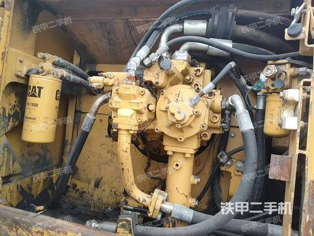 液压泵舱室正面整体（整机外观）