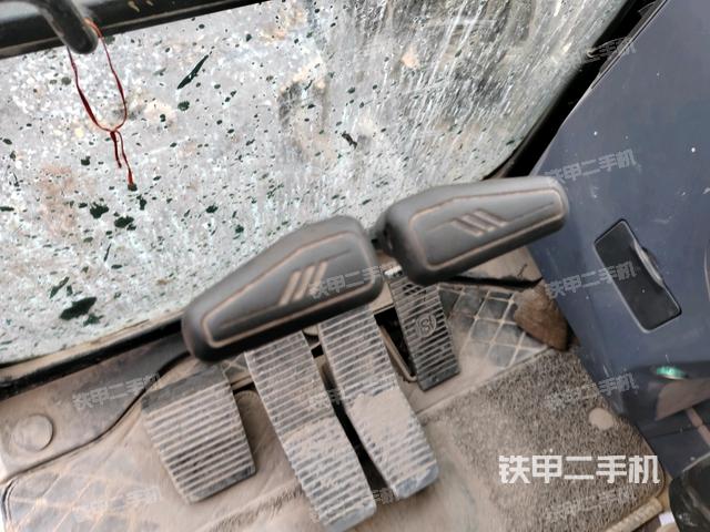 行走控制手柄和踏板 俯拍（驾驶室部分）