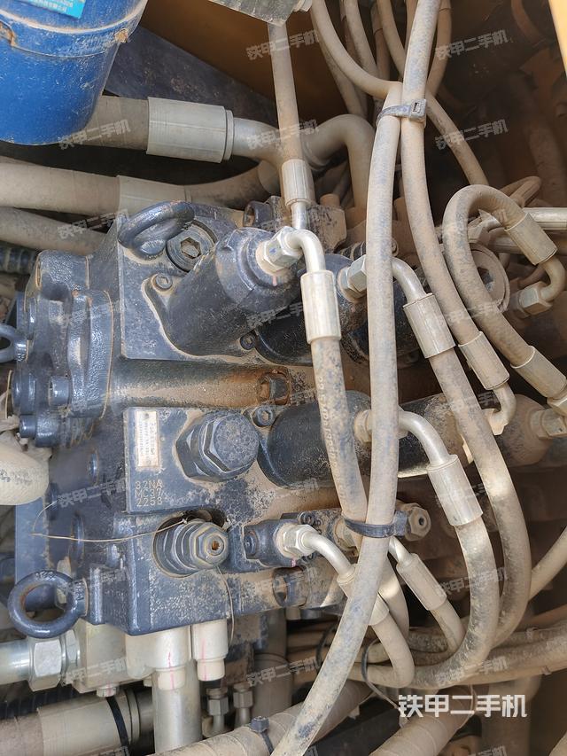 回转马达和主控阀（整机外观）