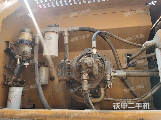 液压泵舱室正面整体（整机外观）