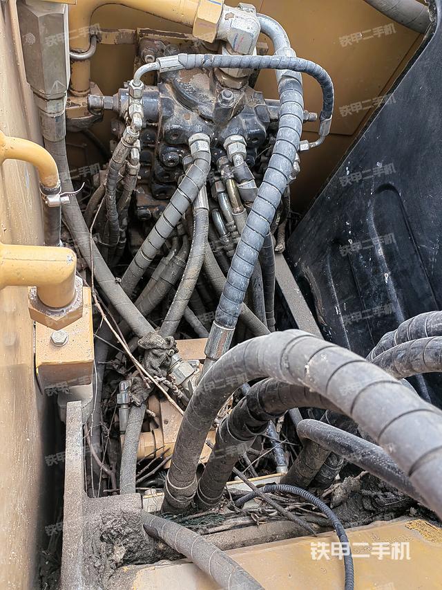 回转马达和主控阀（整机外观）