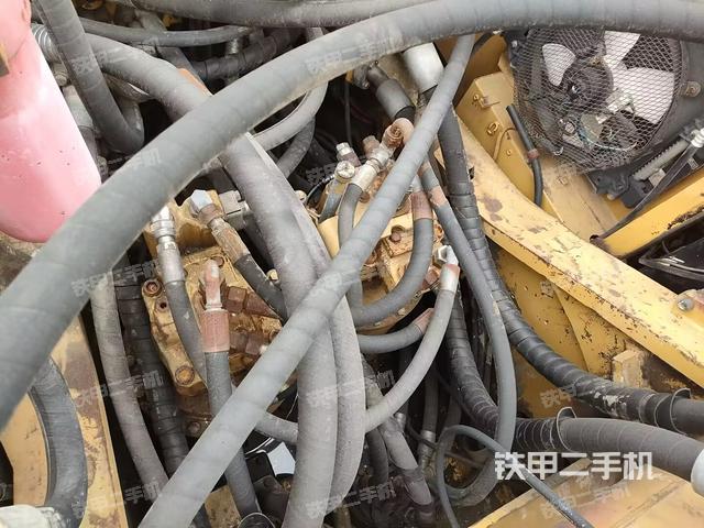 回转马达和主控阀（整机外观）