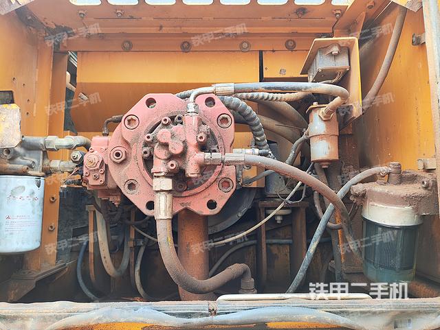 液压泵舱室正面整体（整机外观）