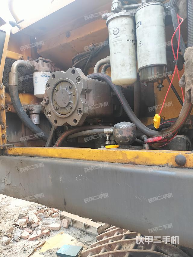 液压泵舱室正面整体（整机外观）