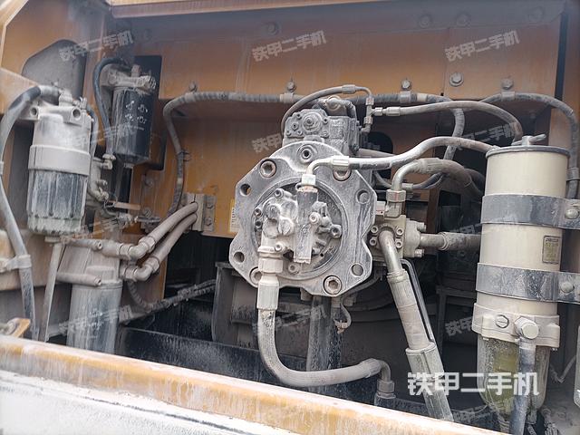 液压泵舱室正面整体（整机外观）