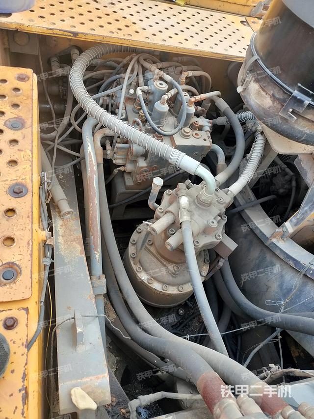 回转马达和主控阀（整机外观）