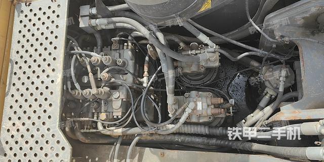 回转马达和主控阀（整机外观）