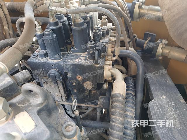 回转马达和主控阀（整机外观）