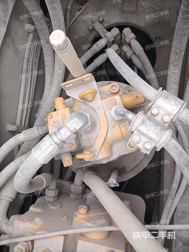 回转马达和主控阀（整机外观）