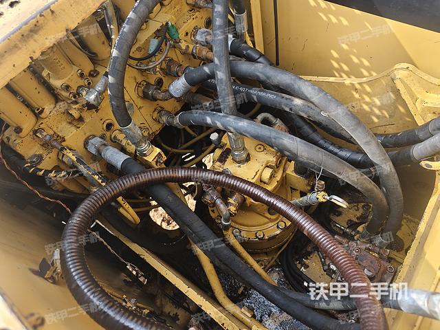 回转马达和主控阀（整机外观）