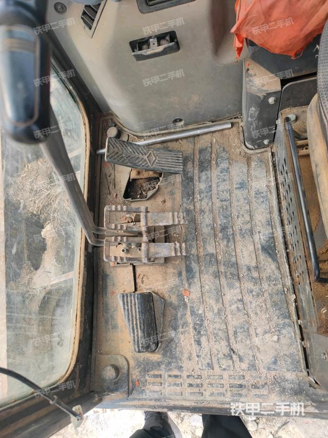 行走控制手柄和踏板?俯拍（駕駛室部分）