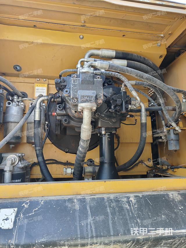 液压泵舱室正面整体（整机外观）