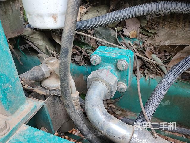 液压泵舱室正面整体（整机外观）