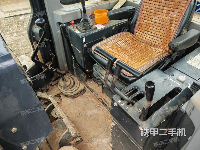 驾驶室操作台（设备外观及核心部件）