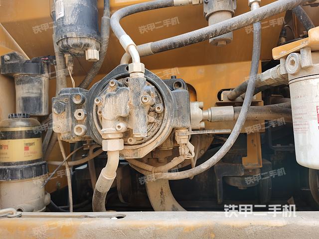 液压泵舱室正面整体（整机外观）