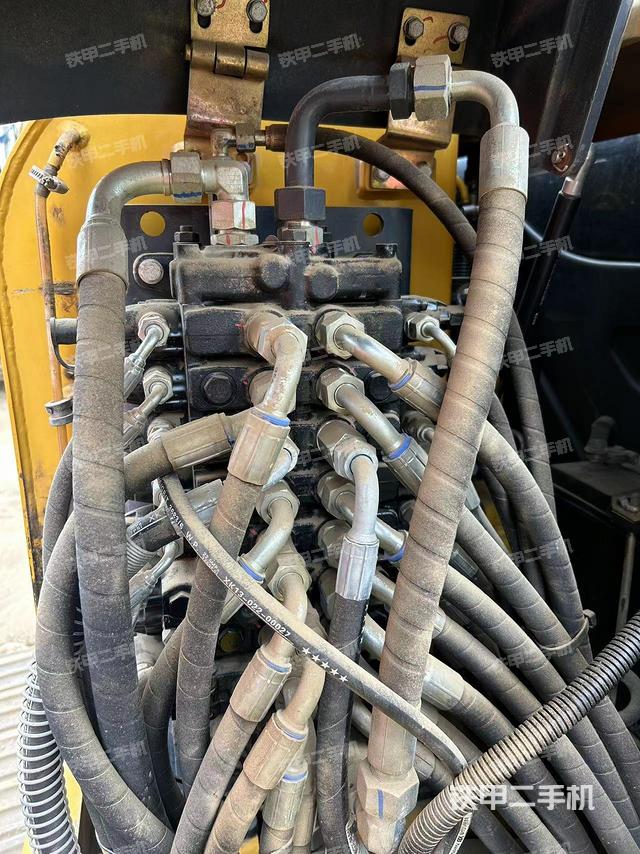 回转马达和主控阀（整机外观）