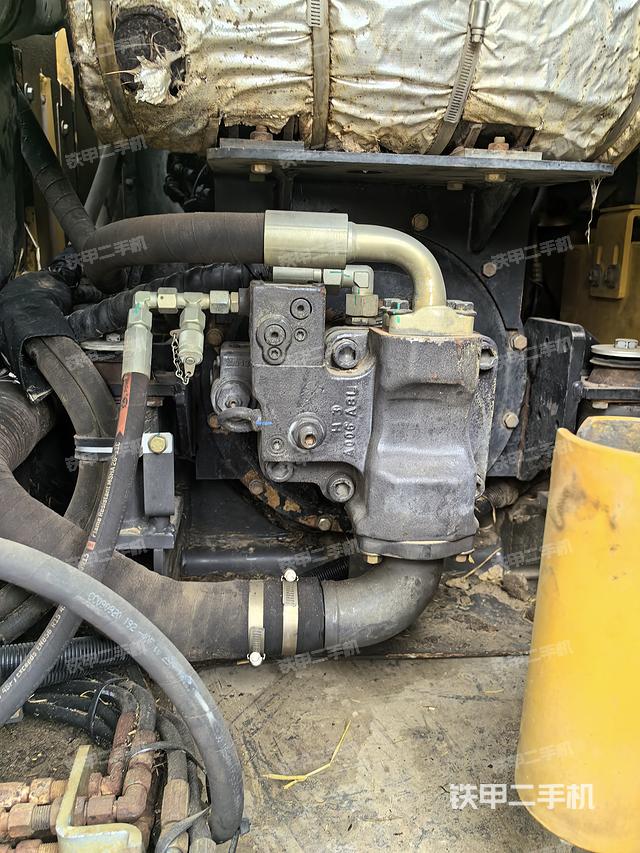 液压泵舱室正面整体（整机外观）