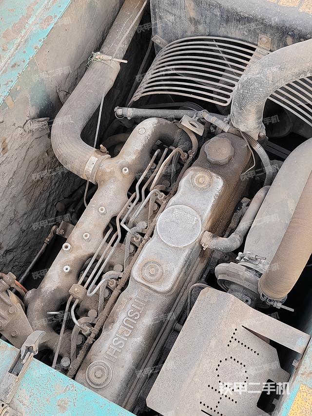 液压泵舱室正面整体（整机外观）