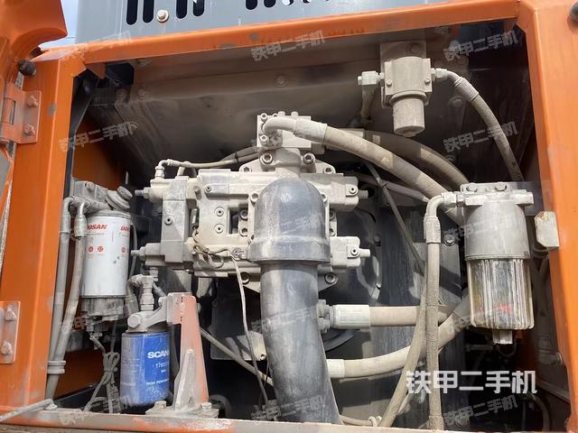 液压泵舱室正面整体（整机外观）