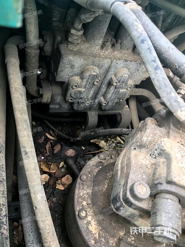 回转马达和主控阀（整机外观）