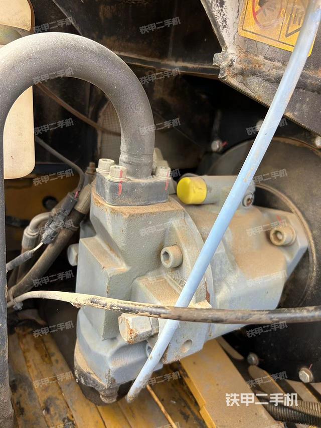 液压泵舱室正面整体（整机外观）