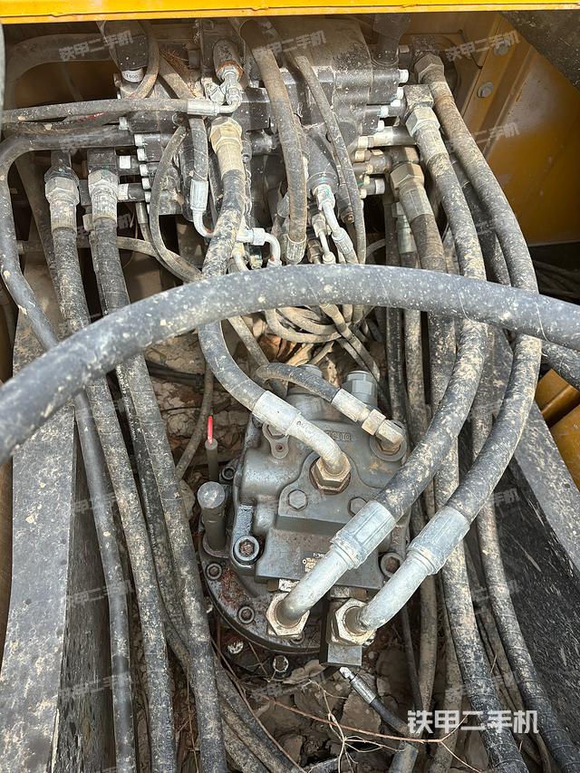 回转马达和主控阀（整机外观）