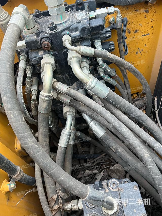 回转马达和主控阀（整机外观）