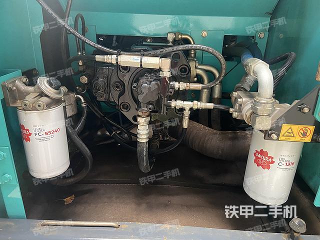 液压泵舱室正面整体（整机外观）