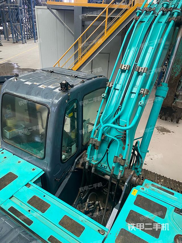 驾驶室顶部（整机外观）