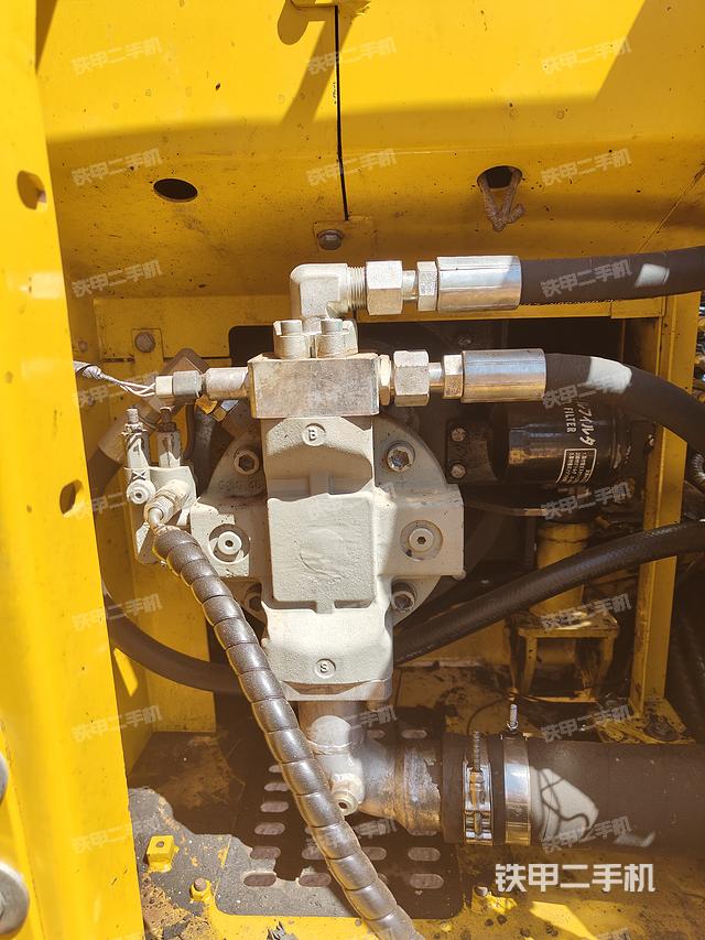 液压泵舱室正面整体（整机外观）