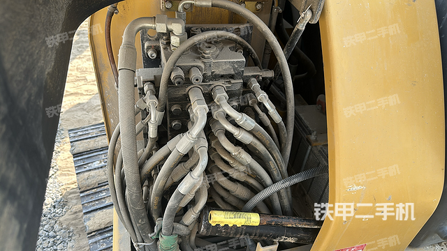 回转马达和主控阀（整机外观）