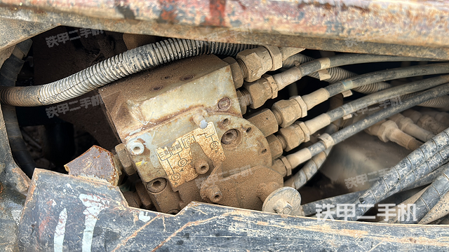 回转马达和主控阀（整机外观）