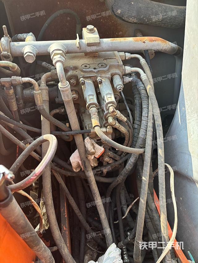 回转马达和主控阀（整机外观）