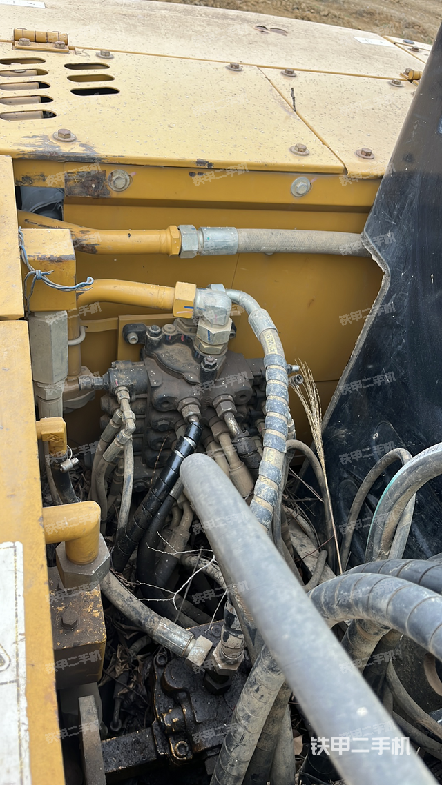 回转马达和主控阀（整机外观）