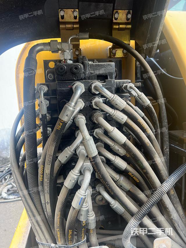 回转马达和主控阀（整机外观）