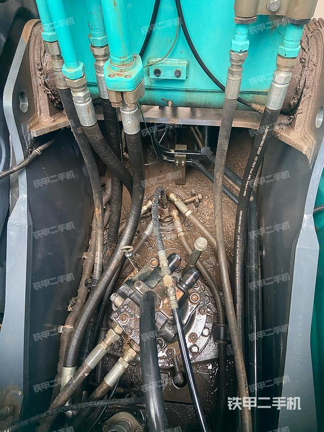 回转马达和主控阀（整机外观）