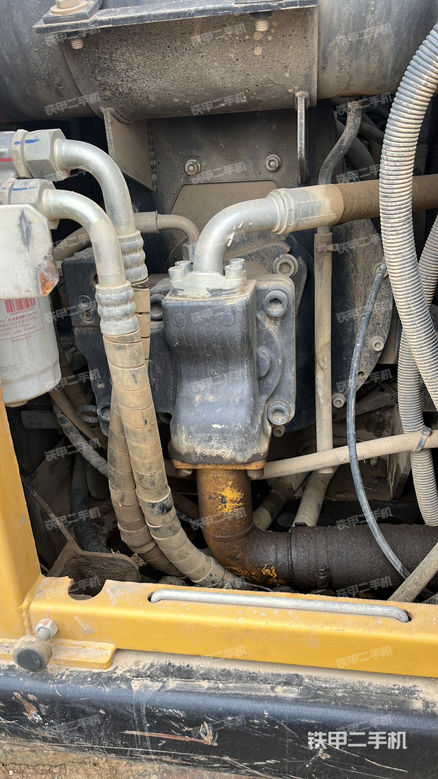 液压泵舱室正面整体（整机外观）