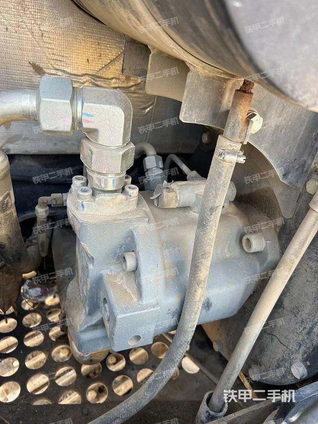 液压泵舱室正面整体（整机外观）