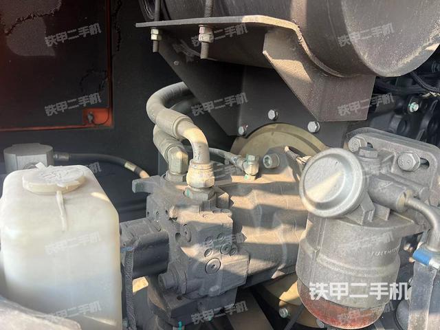 液压泵舱室正面整体（整机外观）