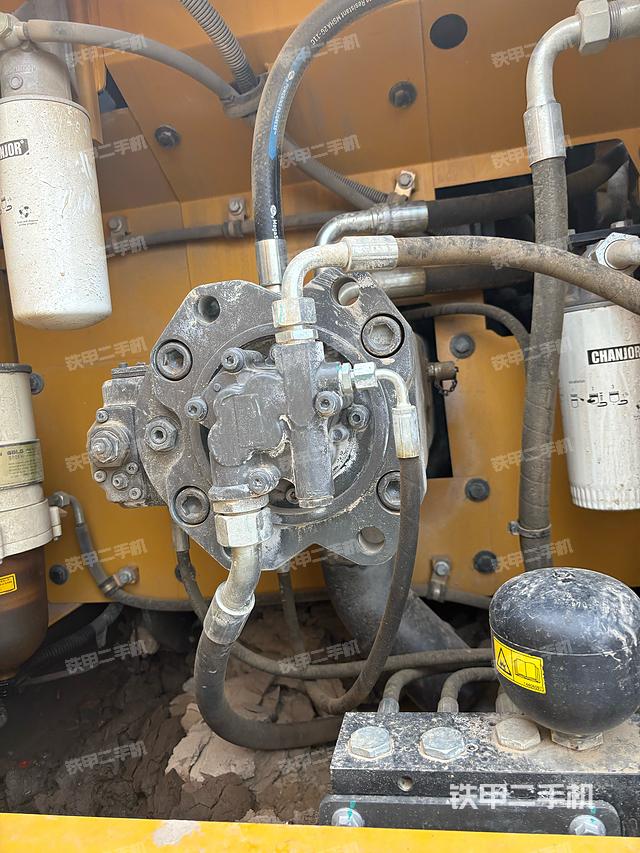 液压泵舱室正面整体（整机外观）